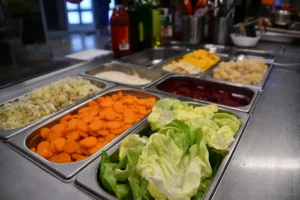 Im Fruga Vital Imbiss werden alle Salate täglich frisch zubereitet